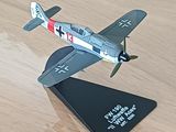 une petite maquette d'avion posée sur une table en bois