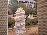 un livre posé sur une table