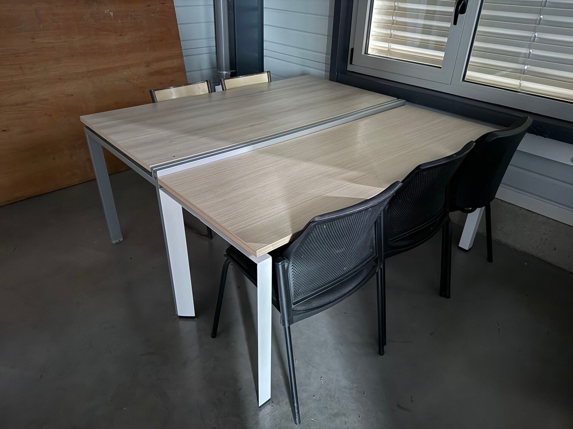 Ensemble mobilier comprenant :