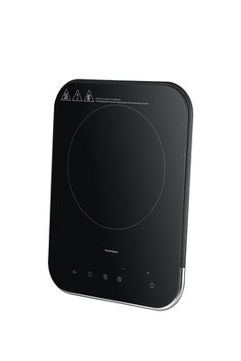 gros plan d'une plaque de cuisson noire sur fond blanc