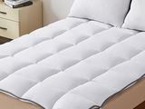 une photo d'un lit recouvert d'une couette blanche
