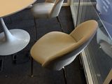 une table et des chaises dans une pièce dotée d'une baie vitrée