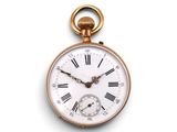 une montre de poche en or avec des chiffres romains