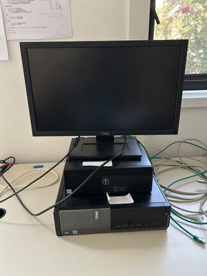 un ordinateur de bureau posé sur un bureau blanc