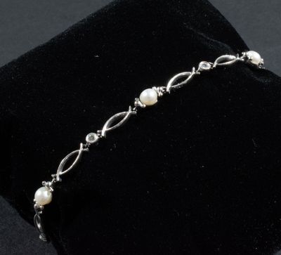 Bracelet en or blanc 585/°°° à motifs fr 8 alternés de diama…