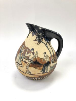 un vase avec une peinture sur une surface blanche