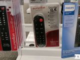 de nombreuses télécommandes exposées dans un magasin