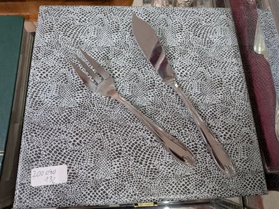 deux fourchettes et un couteau posés sur une assiette, sur une table