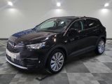 le 4x4 noir est garé sur le sol en damier d'un garage