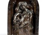 une image représentant une statue en bronze d'une femme tenant un enfant dans ses bras