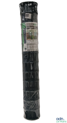 un rouleau de plastique noir sur fond blanc