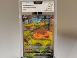 gros plan d'une carte pokemon dans un étui en plastique