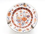 une assiette ornée d'un motif floral sur une surface blanche