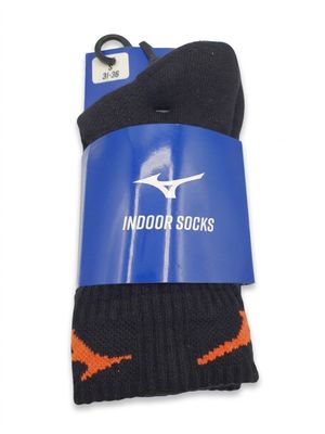 un gros plan sur une paire de chaussettes dans un emballage
