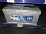 une photo d'une batterie de voiture exposée dans un magasin