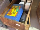 une caisse en bois remplie de boîtes et une boîte de papier toilette