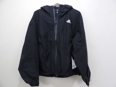 la veste noire The North Face avec un logo blanc sur la poitrine