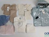 un tas de vêtements posés sur une table