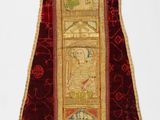 un gros plan sur une robe rouge et dorée ornée d'un motif