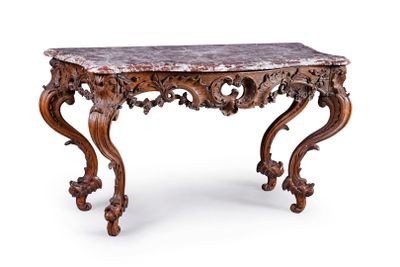 une table console ornementale sculptée avec un plateau en marbre