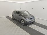 une image d'une voiture garée dans un garage