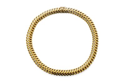 gros plan d'un bracelet en or sur fond blanc