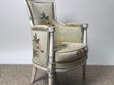 a chair that is sitting on a carpeted floor