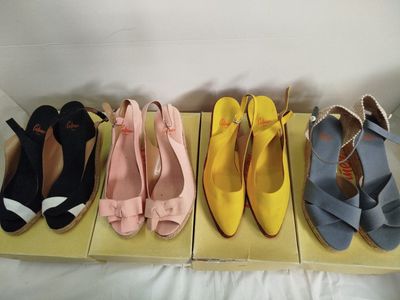 quatre paires de chaussures pour femmes sont alignées en rang