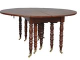 une table ronde à quatre pieds avec un plateau en bois