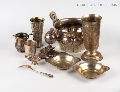 beaucoup d'objets en argent posés sur une table