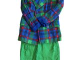 une veste à carreaux verts et bleus et un pantalon vert
