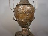 un vase en argent posé sur un socle, sur fond blanc