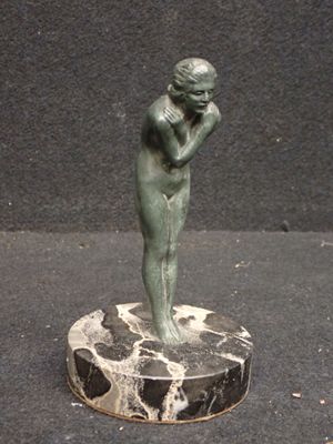 une statue représentant un homme tenant sa tête entre ses mains