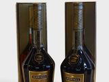 deux bouteilles d'alcool posées l'une à côté de l'autre sur une table
