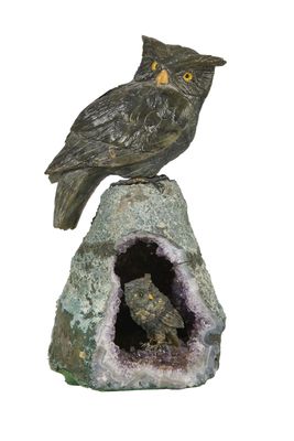 une statue représentant un hibou perché sur un rocher