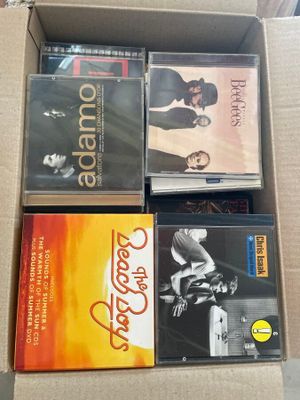 LOT DE 2 CARTONS dont CD et DVD « Lot vendu sous la forme judiciaire (