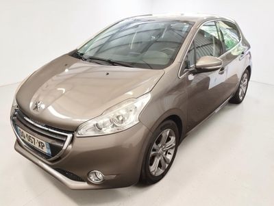 La voiture marron est garée dans la pièce blanche.