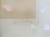 une photo d'une photo de mariage accrochée au mur