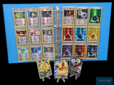 un classeur bleu sur lequel sont représentées plusieurs cartes Pokémon