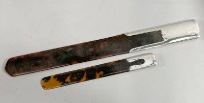 two knifes that are sitting on a table