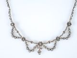 un collier ancien en diamants sur fond blanc