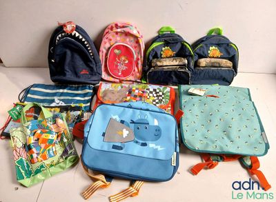 de nombreux sacs et sacs à dos posés par terre