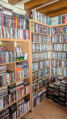 il y a beaucoup de DVD sur les étagères de cette pièce