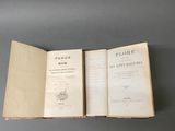 un livre ouvert posé sur une table, elle-même posée sur une autre table