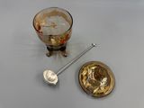 un petit bol et une cuillère posés sur une table, à côté d'une cuillère