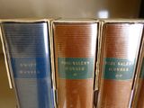 Plusieurs livres sont empilés sur une étagère dans une bibliothèque