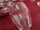 de nombreux verres à vin vides sur une table recouverte d'une nappe rouge