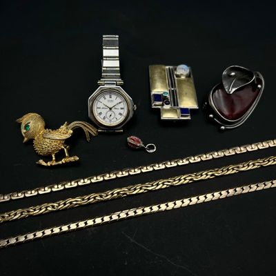 de nombreux bijoux en or et en argent posés sur une table noire