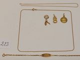 une collection de bijoux en or comprenant un collier, un bracelet et une bague