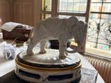 une statue d'éléphant posée sur une table